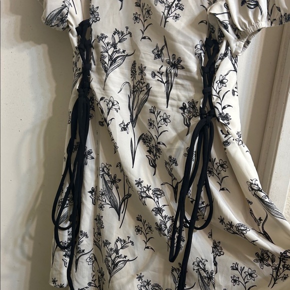 SHEIN Black and White Floral Puff Sleeve Mini Dress - Picture 4 of 5
